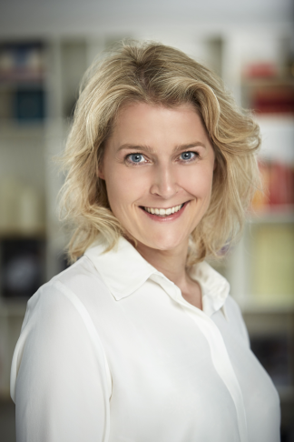 Marianne Dahl Steensen er 40 år gammel. Uddannet som cand.merc i økonomi og business administration på Handelshøjskolen i Aarhus i 1999. - 324